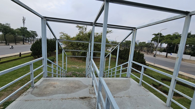 Cận cảnh cầu vượt bộ h&agrave;nh bị 