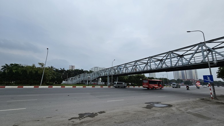 Cận cảnh cầu vượt bộ h&agrave;nh bị 