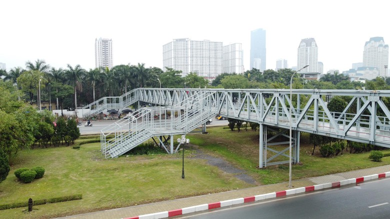 Cận cảnh cầu vượt bộ h&agrave;nh bị 