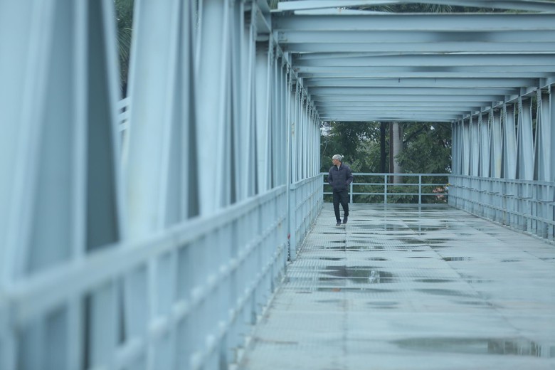 Cận cảnh cầu vượt bộ h&agrave;nh bị 