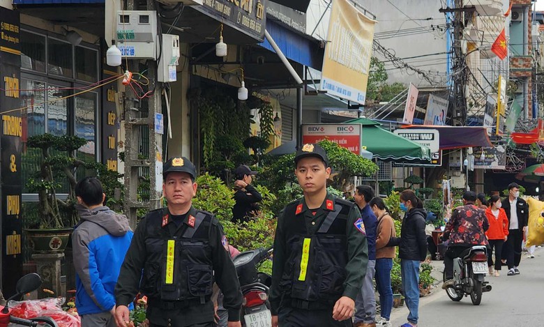 Du kh&aacute;ch đổ về chợ Viềng, gần 500 c&ocirc;ng an đảm bảo an ninh, trật tự- Ảnh 6.