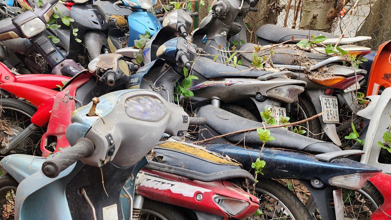 Mạnh tay xử phạt nồng độ cồn dịp Tết: B&atilde;i giữ xe vi phạm chật k&iacute;n, qu&aacute; tải- Ảnh 8.