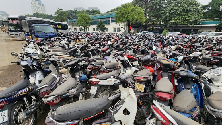 Mạnh tay xử phạt nồng độ cồn dịp Tết: B&atilde;i giữ xe vi phạm chật k&iacute;n, qu&aacute; tải- Ảnh 9.