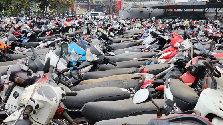 Mạnh tay xử phạt nồng độ cồn dịp Tết: B&atilde;i giữ xe vi phạm chật k&iacute;n, qu&aacute; tải- Ảnh 10.