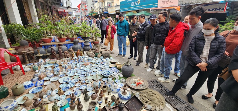 Du kh&aacute;ch đổ về chợ Viềng, gần 500 c&ocirc;ng an đảm bảo an ninh, trật tự- Ảnh 2.