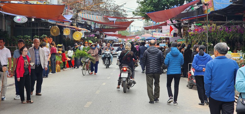 Du kh&aacute;ch đổ về chợ Viềng, gần 500 c&ocirc;ng an đảm bảo an ninh, trật tự- Ảnh 1.