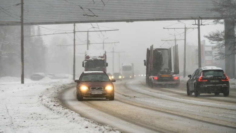 Quốc gia EU bắt đầu tịch thu &ocirc; t&ocirc; mang biển số Nga để chuyển cho Ukraine- Ảnh 1.