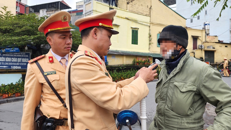 Mạnh tay xử phạt nồng độ cồn dịp Tết: B&atilde;i giữ xe vi phạm chật k&iacute;n, qu&aacute; tải- Ảnh 13.