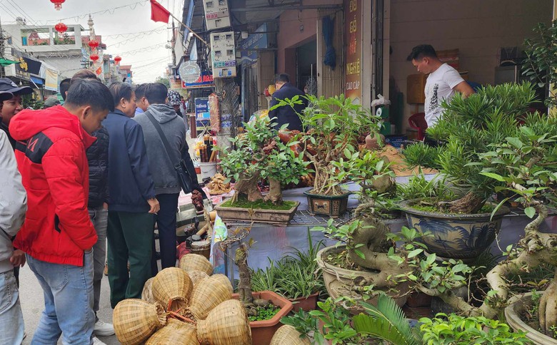 Du kh&aacute;ch đổ về chợ Viềng, gần 500 c&ocirc;ng an đảm bảo an ninh, trật tự- Ảnh 4.