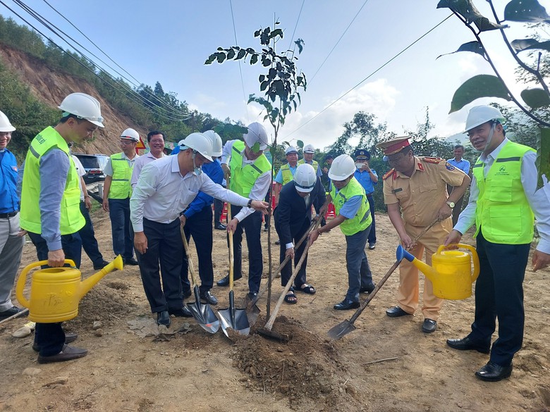 H&agrave;ng ngh&igrave;n c&acirc;y xanh được trồng dọc c&aacute;c tuyến quốc lộ sau Tết- Ảnh 8.