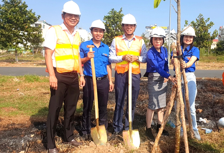 H&agrave;ng ngh&igrave;n c&acirc;y xanh được trồng dọc c&aacute;c tuyến quốc lộ sau Tết- Ảnh 12.