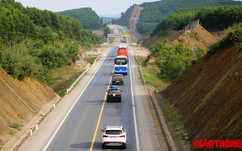 Sau tết, &ocirc; t&ocirc; lại nối đu&ocirc;i nhau &ldquo;Nam tiến&rdquo; tr&ecirc;n đường Hồ Ch&iacute; Minh, cao tốc Cam Lộ - La Sơn- Ảnh 1.