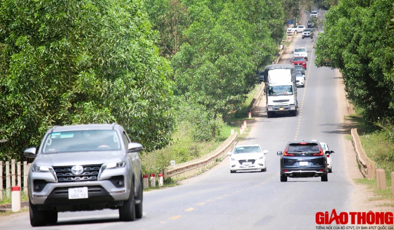 Sau tết, &ocirc; t&ocirc; lại nối đu&ocirc;i nhau &ldquo;Nam tiến&rdquo; tr&ecirc;n đường Hồ Ch&iacute; Minh, cao tốc Cam Lộ - La Sơn- Ảnh 8.