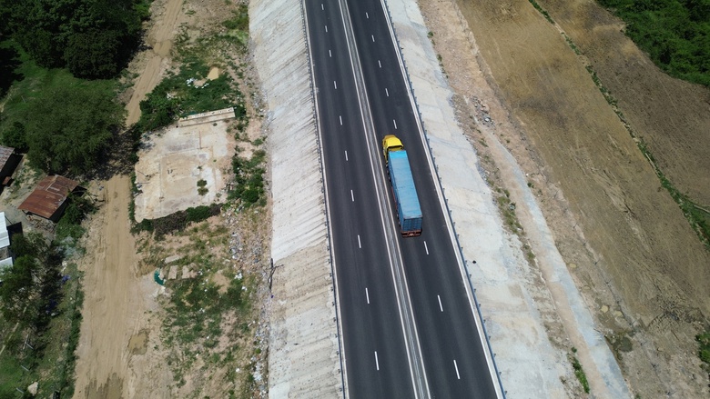 Th&aacute;o dỡ cầu thang vượt h&agrave;ng r&agrave;o v&agrave;o cao tốc Vĩnh Hảo - Phan Thiết- Ảnh 2.