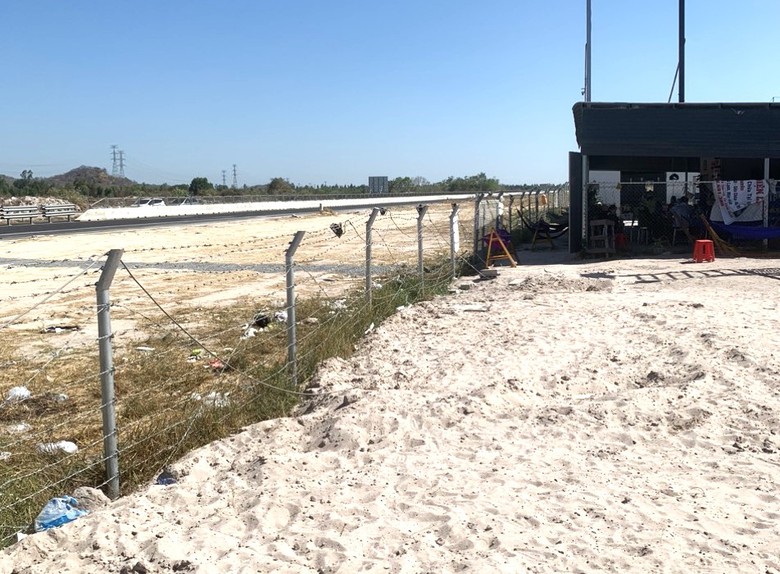 Th&aacute;o dỡ cầu thang vượt h&agrave;ng r&agrave;o v&agrave;o cao tốc Vĩnh Hảo - Phan Thiết- Ảnh 1.