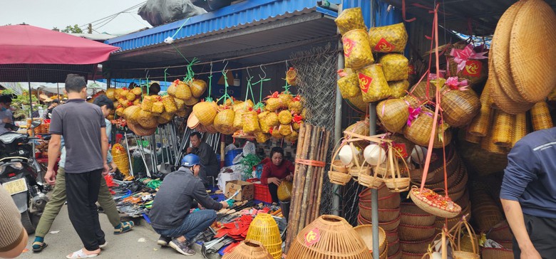 Du kh&aacute;ch đổ về chợ Viềng, gần 500 c&ocirc;ng an đảm bảo an ninh, trật tự- Ảnh 3.