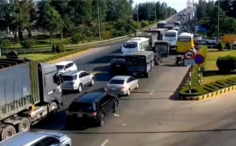 M&ugrave;ng 8 Tết, CSGT căng m&igrave;nh điều tiết phương tiện qua cầu Rạch Miễu- Ảnh 1.