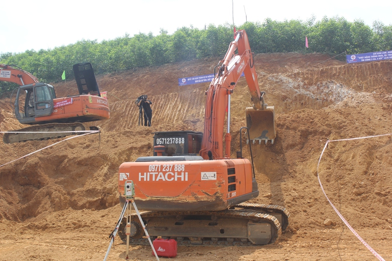 Ph&oacute; thủ tướng Trần Hồng H&agrave; kiểm tra tiến độ dự &aacute;n đường d&acirc;y 500kV- Ảnh 3.