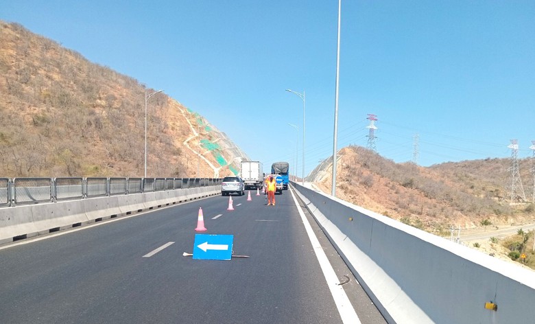 CSGT đ&oacute;ng n&uacute;t giao cao tốc tr&aacute;nh qu&aacute; tải, &ocirc; t&ocirc; theo quốc lộ 1 về TP.HCM- Ảnh 2.