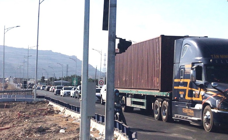 CSGT đ&oacute;ng n&uacute;t giao cao tốc tr&aacute;nh qu&aacute; tải, &ocirc; t&ocirc; theo quốc lộ 1 về TP.HCM- Ảnh 1.