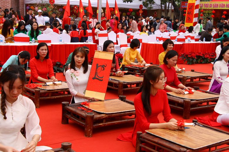 Hàng nghìn người dự lễ khai bút, thi viết thư pháp tại Hải Phòng- Ảnh 4. Hàng nghìn người dự lễ khai bút, thi viết thư pháp tại Hải Phòng- Ảnh 4.