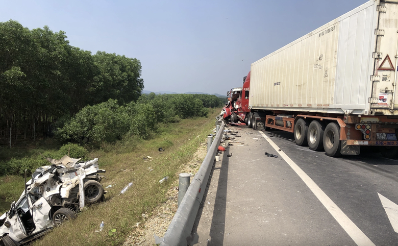 Ba ô tô tai nạn liên hoàn trên cao tốc Cam Lộ - La Sơn có hạn kiểm định thế nào?- Ảnh 1. Ba ô tô tai nạn liên hoàn trên cao tốc Cam Lộ - La Sơn có hạn kiểm định thế nào?- Ảnh 1.