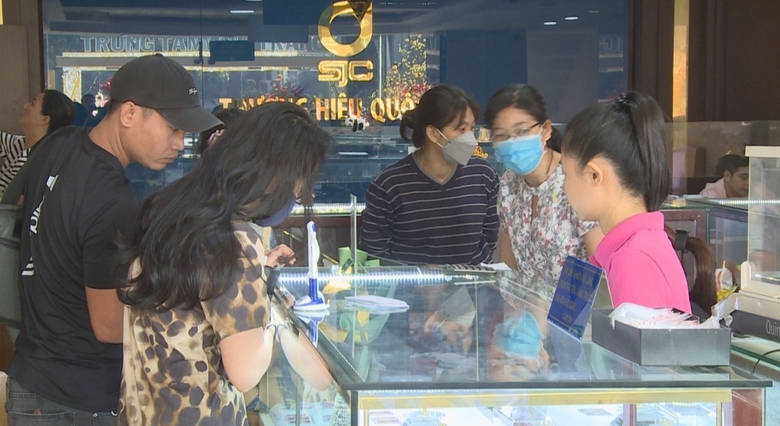 C&aacute;c cửa h&agrave;ng v&agrave;ng ở TP.HCM nhộn nhịp trước ng&agrave;y v&iacute;a Thần T&agrave;i- Ảnh 8.
