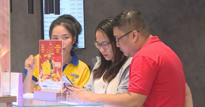 C&aacute;c cửa h&agrave;ng v&agrave;ng ở TP.HCM nhộn nhịp trước ng&agrave;y v&iacute;a Thần T&agrave;i- Ảnh 6.
