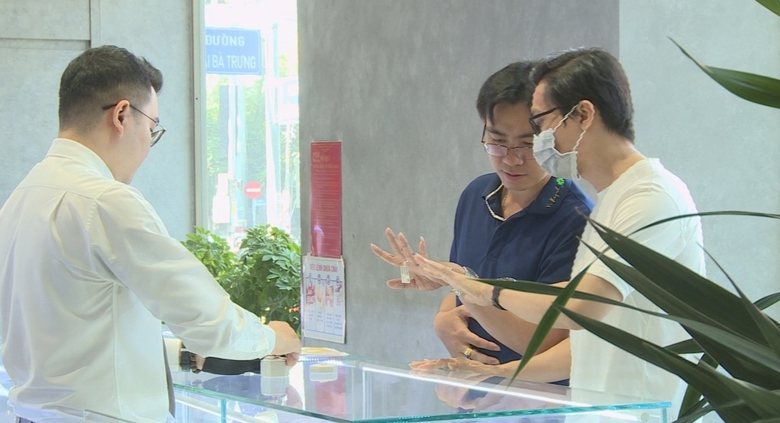 C&aacute;c cửa h&agrave;ng v&agrave;ng ở TP.HCM nhộn nhịp trước ng&agrave;y v&iacute;a Thần T&agrave;i- Ảnh 3.