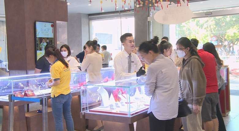 C&aacute;c cửa h&agrave;ng v&agrave;ng ở TP.HCM nhộn nhịp trước ng&agrave;y v&iacute;a Thần T&agrave;i- Ảnh 1.