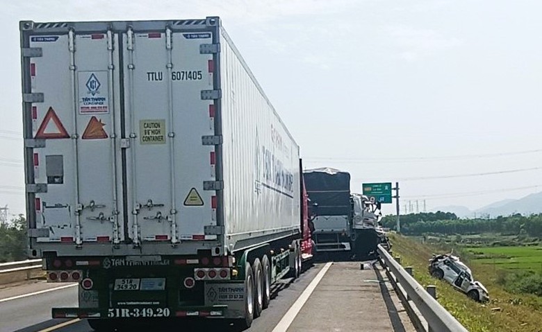 Hiện trường vụ tai nạn liên hoàn trên cao tốc Cam Lộ - La Sơn- Ảnh 3. Hiện trường vụ tai nạn liên hoàn trên cao tốc Cam Lộ - La Sơn- Ảnh 3.