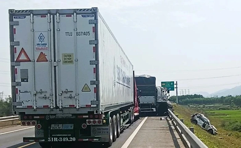 Cục CSGT x&aacute;c định nguy&ecirc;n nh&acirc;n ba &ocirc; t&ocirc; t&ocirc;ng nhau tr&ecirc;n cao tốc Cam Lộ - La Sơn- Ảnh 2.