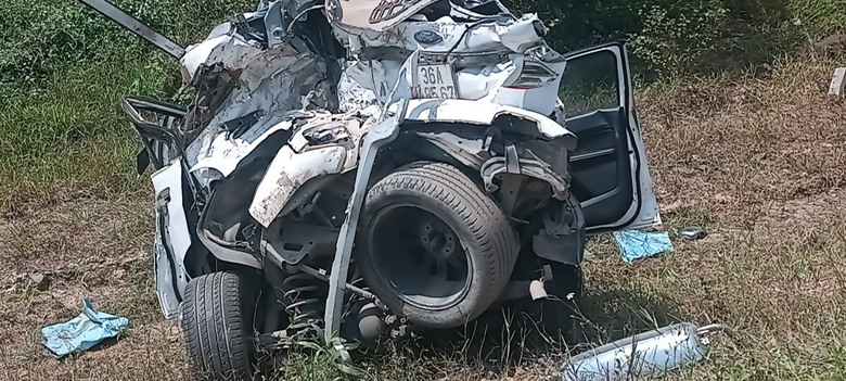Ba &ocirc; t&ocirc; t&ocirc;ng nhau tr&ecirc;n cao tốc Cam Lộ - La Sơn, xe con văng xuống vệ đường, một người chết- Ảnh 2.