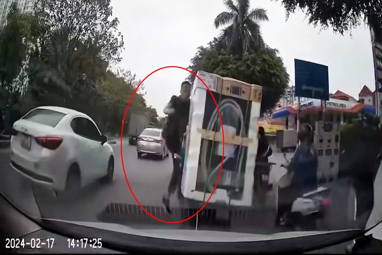 T&agrave;i xế &ocirc; t&ocirc; đạp ng&atilde; người đi xe m&aacute;y tr&ecirc;n phố H&agrave; Nội- Ảnh 1.