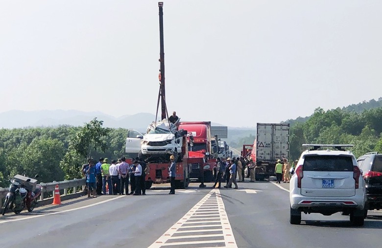 Cả gia đình gặp nạn trên cao tốc Cam Lộ - La Sơn: Vợ và hai con đều tử vong- Ảnh 1. Cả gia đình gặp nạn trên cao tốc Cam Lộ - La Sơn: Vợ và hai con đều tử vong- Ảnh 1.