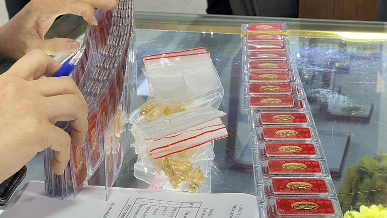 C&aacute;c cửa h&agrave;ng v&agrave;ng ở TP.HCM nhộn nhịp trước ng&agrave;y v&iacute;a Thần T&agrave;i- Ảnh 9.