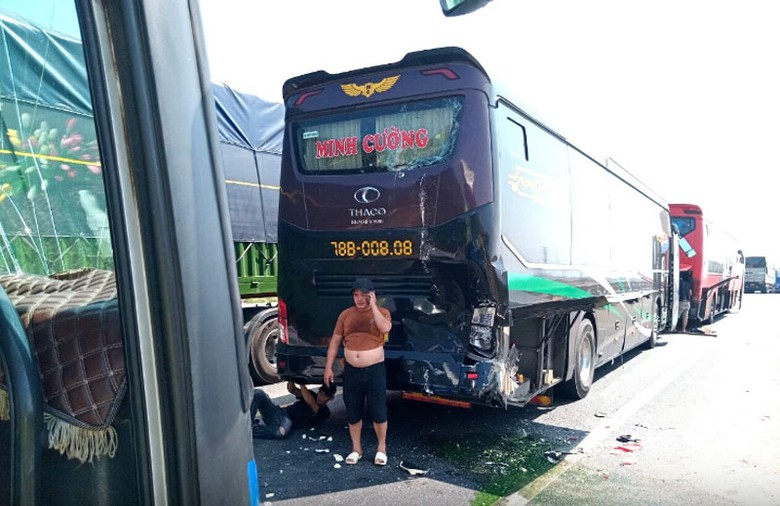 Hiện trường vụ va chạm giữa 3 xe kh&aacute;ch tr&ecirc;n cầu vượt đường sắt cao tốc.