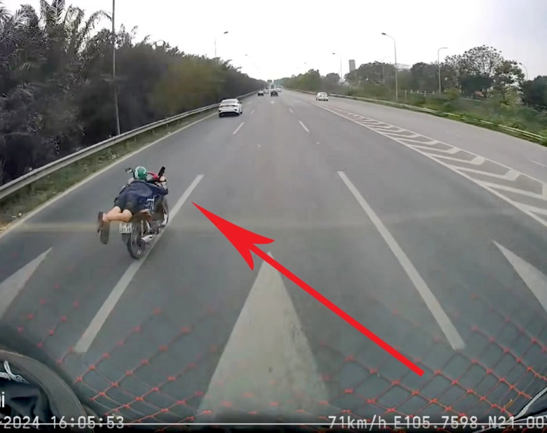  CSGT v&agrave;o cuộc vụ t&agrave;i xế nằm rạp l&ecirc;n y&ecirc;n xe m&aacute;y 