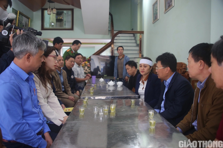 Tai nạn khiến 3 mẹ con tử vong trên cao tốc: Bọn trẻ về không kịp ngày đi học- Ảnh 4. Tai nạn khiến 3 mẹ con tử vong trên cao tốc: Bọn trẻ về không kịp ngày đi học- Ảnh 4.