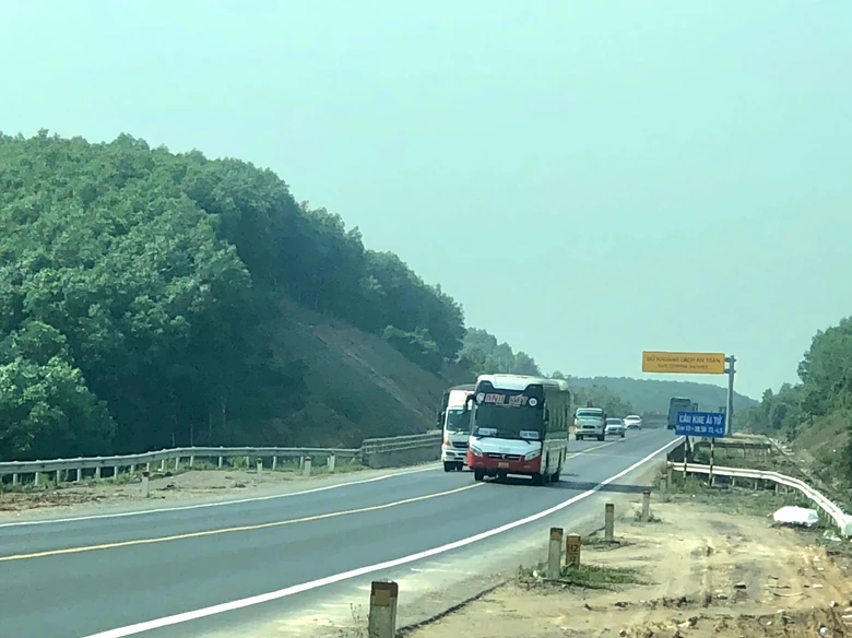 Ô tô đua nhau lấn làn, vượt ẩu trên cao tốc Cam Lộ - La Sơn- Ảnh 3. Ô tô đua nhau lấn làn, vượt ẩu trên cao tốc Cam Lộ - La Sơn- Ảnh 3.