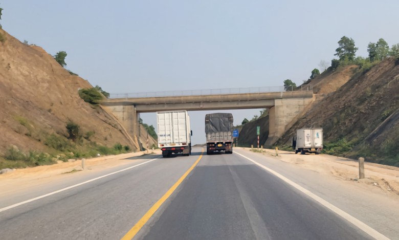 Ô tô đua nhau lấn làn, vượt ẩu trên cao tốc Cam Lộ - La Sơn- Ảnh 7. Ô tô đua nhau lấn làn, vượt ẩu trên cao tốc Cam Lộ - La Sơn- Ảnh 7.