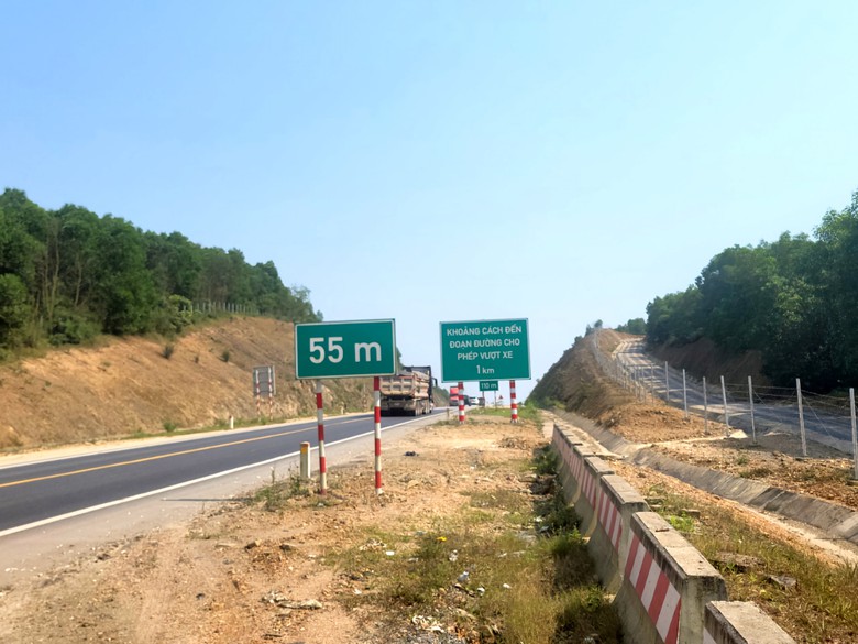 Ô tô đua nhau lấn làn, vượt ẩu trên cao tốc Cam Lộ - La Sơn- Ảnh 8. Ô tô đua nhau lấn làn, vượt ẩu trên cao tốc Cam Lộ - La Sơn- Ảnh 8.