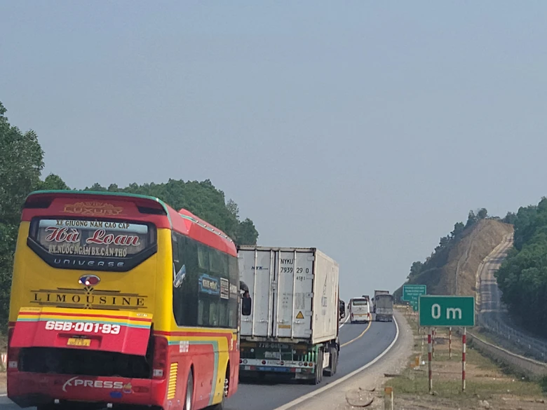 Ô tô đua nhau lấn làn, vượt ẩu trên cao tốc Cam Lộ - La Sơn- Ảnh 2. Ô tô đua nhau lấn làn, vượt ẩu trên cao tốc Cam Lộ - La Sơn- Ảnh 2.