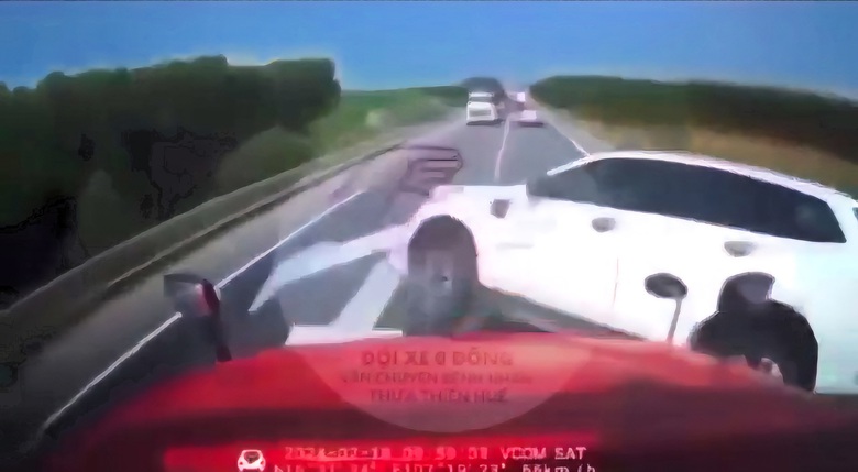 Ô tô đua nhau lấn làn, vượt ẩu trên cao tốc Cam Lộ - La Sơn- Ảnh 5. Ô tô đua nhau lấn làn, vượt ẩu trên cao tốc Cam Lộ - La Sơn- Ảnh 5.