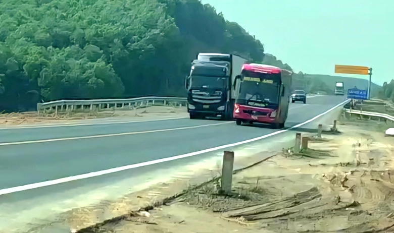 Ô tô đua nhau lấn làn, vượt ẩu trên cao tốc Cam Lộ - La Sơn- Ảnh 1. Ô tô đua nhau lấn làn, vượt ẩu trên cao tốc Cam Lộ - La Sơn- Ảnh 1.