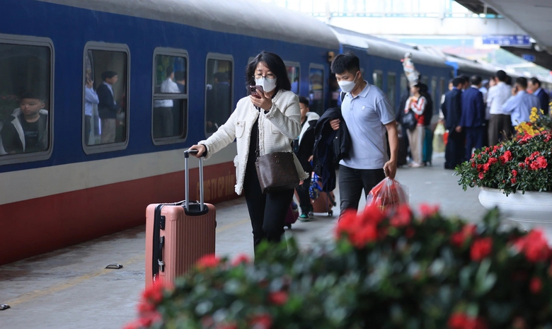 Kh&aacute;ch tăng mạnh sau Tết, đường sắt lập th&ecirc;m nhiều t&agrave;u mới- Ảnh 1.