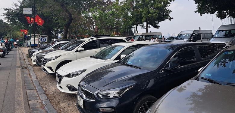 H&agrave; Nội: Sau Tết, b&atilde;i giữ xe lại đua nhau &ldquo;chặt ch&eacute;m&rdquo;- Ảnh 3.