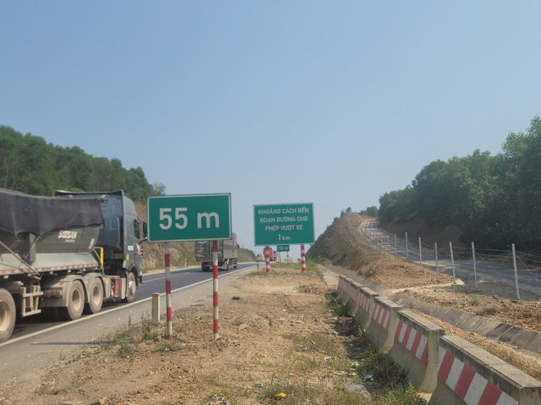 Cận cảnh biển b&aacute;o, vạch kẻ đường tr&ecirc;n cao tốc Cam Lộ - La Sơn sau tai nạn 3 người chết- Ảnh 11.