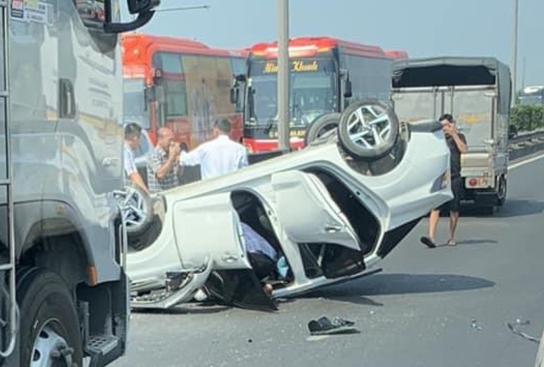 Va chạm với xe tải, xe du lịch 5 chỗ lật chỏng v&oacute; tr&ecirc;n cao tốc TP.HCM - Trung Lương- Ảnh 1.