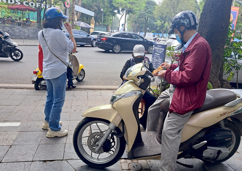 H&agrave; Nội: Sau Tết, b&atilde;i giữ xe lại đua nhau &ldquo;chặt ch&eacute;m&rdquo;- Ảnh 2.